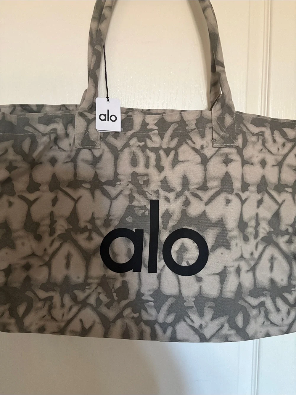 ALO Yoga Large Gray Tie-Dye Tote Bag - Picture 2 of 7
